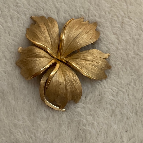 1960 Trifari Alfred Phillippe Pansy Flower Rhinestone Gold  Trifari Gold Floral Brooch